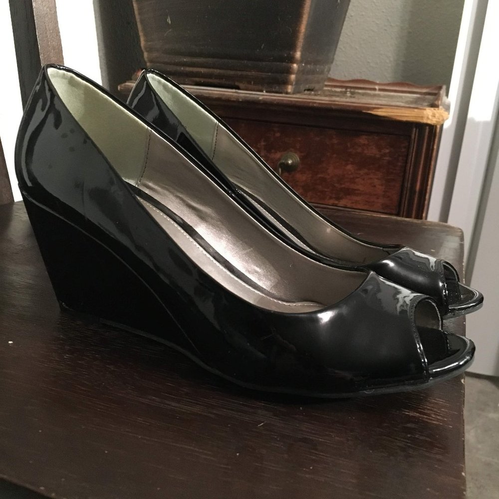 CL By Laundry Black Patent Leather Wedges Size 8.5